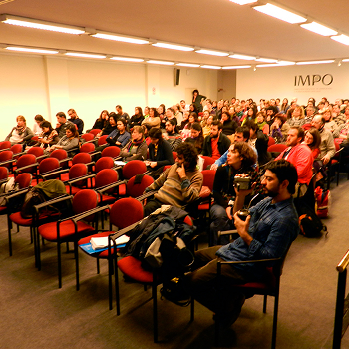 Sala de eventos de IMPO con asistentes a conferencia