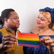 Hombre Y Mujer Sosteniendo En Conjunto Una Bandera Con El Arcoiris