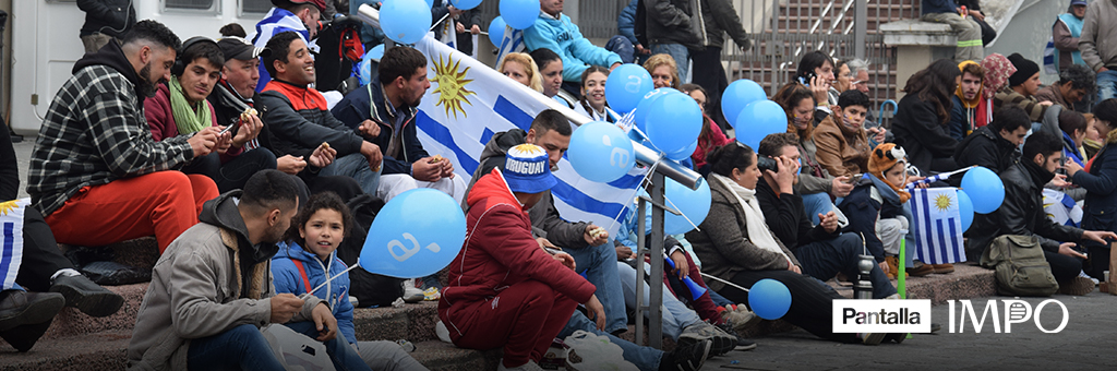 Hinchas miran atentos la selección uruguaya de fútbol por Pantalla IMPO