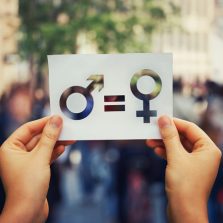 Manos Sosteniendo Cartel Con Signos Femeninos = Masculino