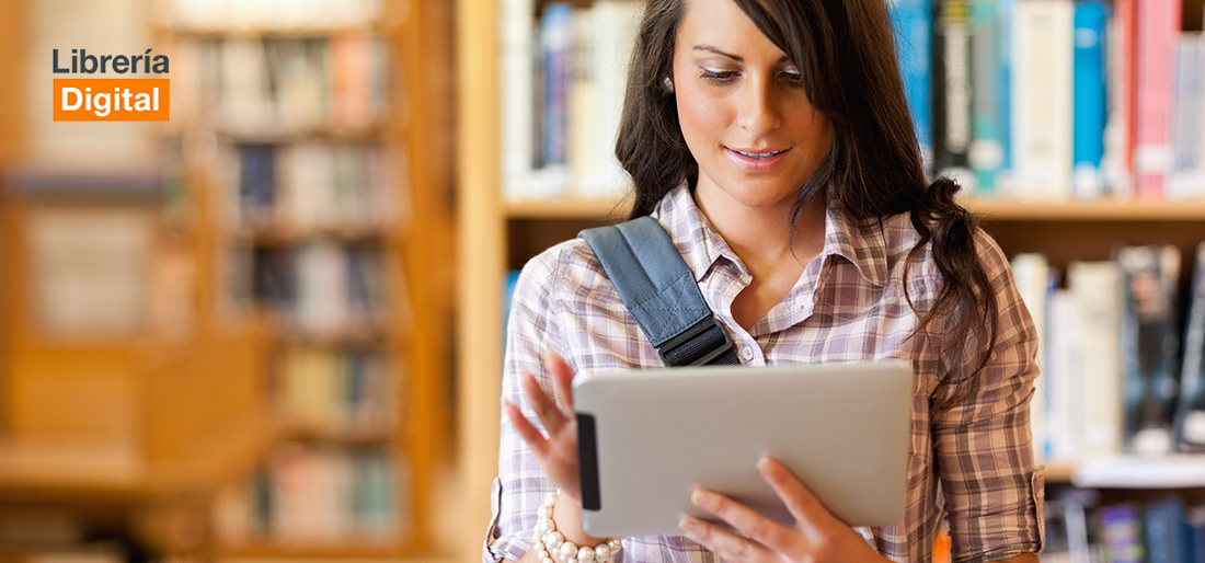 Estudiante leyendo desde tablet en una biblioteca