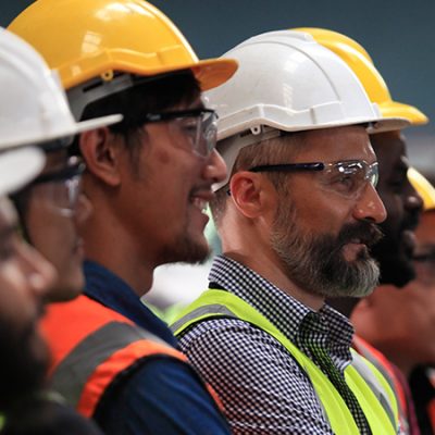 conjunto de obreros reunidos