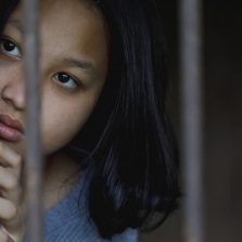 Adolescente Detrás De Las Barras De Una Prisión Casera
