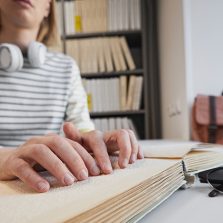 Mujer No Vidente Leyendo Un Texto De Braille En Una Biblioteca