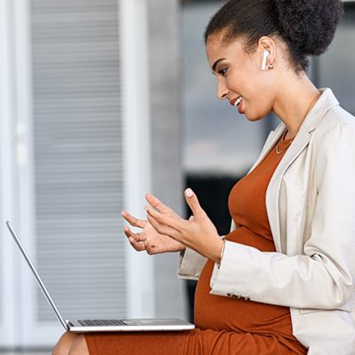 Mujer embarazada trabajando
